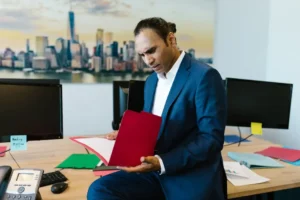 How to Start a Business While Leveraging Strategic Insights from Seasoned Leaders